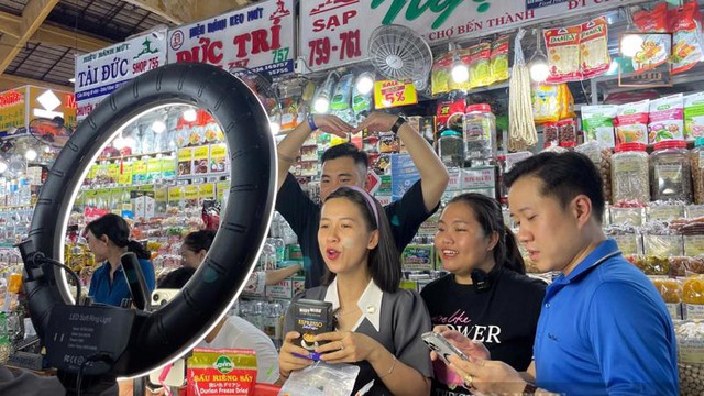 Người Việt đang dành 13 tiếng/tuần để mua hàng qua livestream- Ảnh 1.