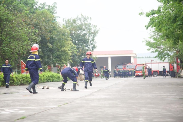 Bắc Giang: Công an tỉnh kiểm tra nghiệp vụ chữa cháy và cứu nạn cứu hộ 6 tháng đầu năm 2024 - Ảnh 4.