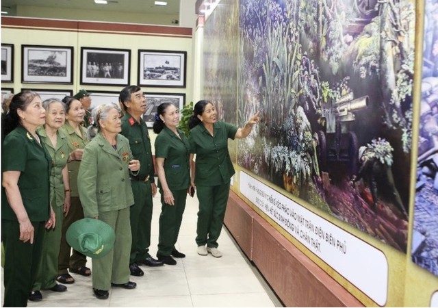 Khai mạc triển lãm “Thanh Hóa - 70 năm với Chiến thắng Điện Biên Phủ” - Ảnh 2.