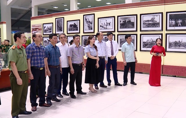 Khai mạc triển lãm “Thanh Hóa - 70 năm với Chiến thắng Điện Biên Phủ” - Ảnh 3.