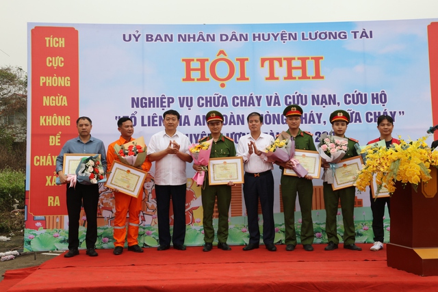 Bắc Ninh: Huyện Lương Tài tổ chức hội thi nghiệp vụ chữa cháy và cứu nạn cứu hộ năm 2024- Ảnh 4.