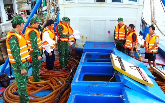 Cà Mau: Khen thưởng các quân nhân trong tuần tra bắt giữ tàu cá vận chuyển dầu trái phép trên biển- Ảnh 2.