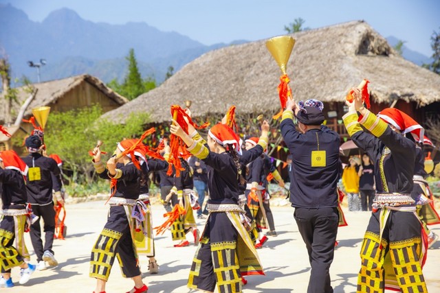 Sa Pa tấp nập khách đến du ngoạn Lễ hội Hoa hồng Fansipan ngay ngày đầu tiên của kỳ nghỉ lễ 30/4- Ảnh 5.