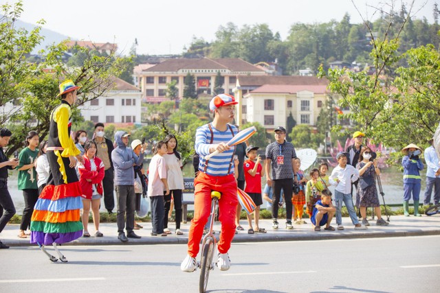 Sa Pa tấp nập khách đến du ngoạn Lễ hội Hoa hồng Fansipan ngay ngày đầu tiên của kỳ nghỉ lễ 30/4- Ảnh 9.