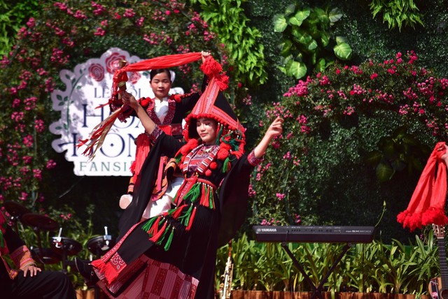 Sa Pa tấp nập khách đến du ngoạn Lễ hội Hoa hồng Fansipan ngay ngày đầu tiên của kỳ nghỉ lễ 30/4- Ảnh 1.