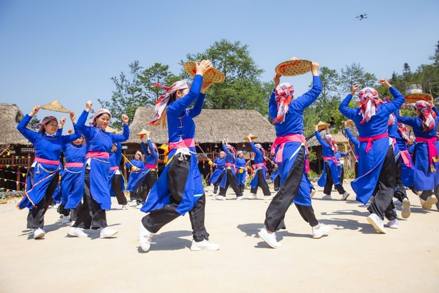 Sa Pa tấp nập khách đến du ngoạn Lễ hội Hoa hồng Fansipan ngay ngày đầu tiên của kỳ nghỉ lễ 30/4- Ảnh 11.