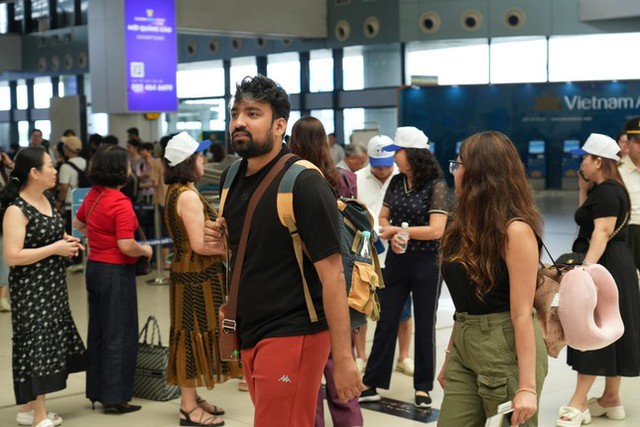Hành khách qua Sân bay Nội Bài và Tân Sơn Nhất bất ngờ giảm mạnh- Ảnh 1.