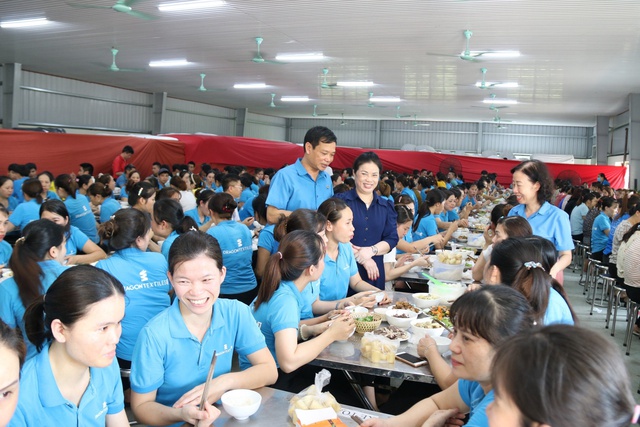 Thái Bình: Công đoàn ngành Công thương trao 120 suất quà nhân dịp Tháng công nhân- Ảnh 2.