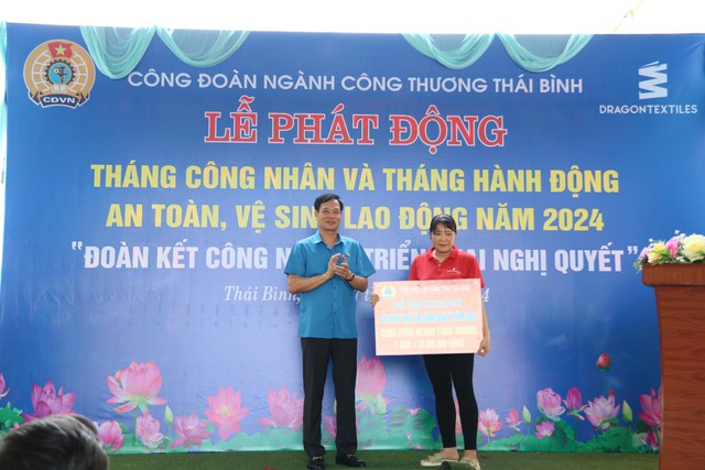 Thái Bình: Công đoàn ngành Công thương trao 120 suất quà nhân dịp Tháng công nhân- Ảnh 3.