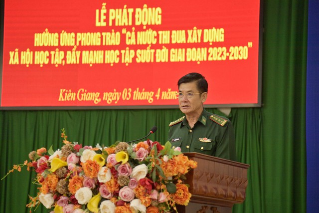 Đại tá Huỳnh Văn Đông, Bí thư Đảng ủy, Chính ủy BĐBP tỉnh Kiên Giang phát động phong trào thi đua.