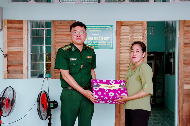 Đại diện lãnh đạo đồn Biên phòng Trung Bình, BĐBP Sóc Trăng tặng quà cho gia đình bà Thạch Thị Lạnh.