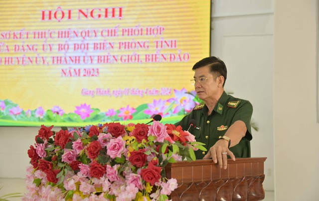 Đại tá Huỳnh Văn Đông, Bí thư Đảng ủy, Chính ủy BĐBP tỉnh Kiên Giang, phát biểu tại hội nghị.