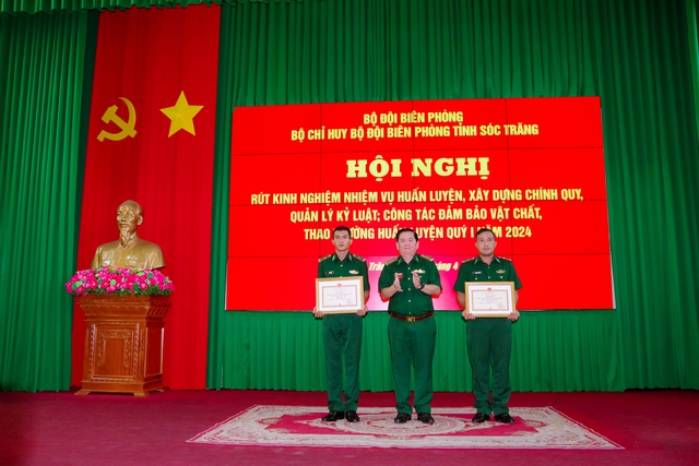 Đại tá Trịnh Kim Khâm, Chỉ huy trưởng BĐBP tỉnh thừa ủy quyền của Bộ Tư lệnh BĐBP trao danh hiệu đơn vị vững mạnh toàn diện &quot;Mẫu mực tiêu biểu&quot; năm 2023 cho các tập thể.