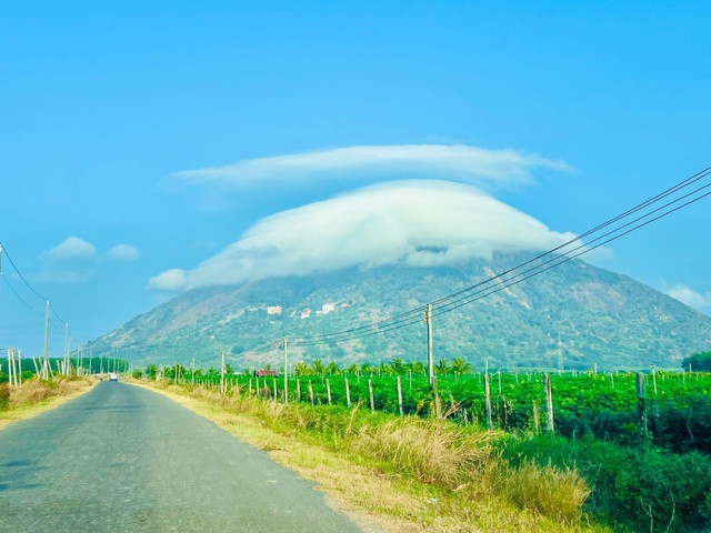 2 ngày liên tiếp xuất hiện mũ mây trên núi Bà Đen, mùa săn mây tại Tây Ninh năm nay đến sớm- Ảnh 2.