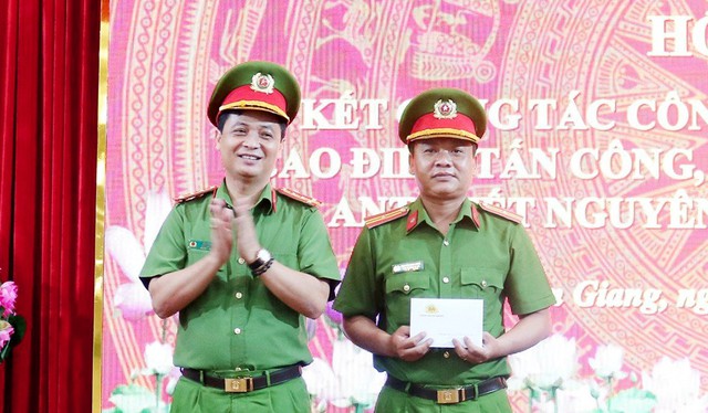 Thừa uỷ quyền của UBND tỉnh, Đại tá Bùi Tấn Ân - Phó Giám đốc Công an tỉnh An Giang trao thưởng cho tập thể Công an xã Vĩnh Gia, huyện Tri Tôn.