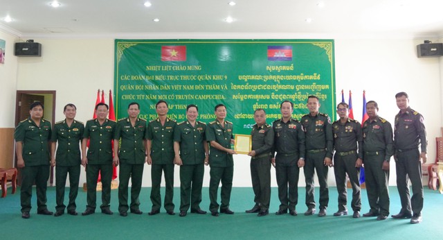 Tặng thư chúc mừng năm mới cho Cục phát triển Bộ Quốc phòng, Vương quốc Campuchia.