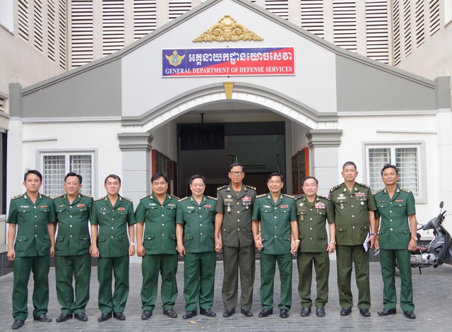 Chụp ảnh lưu niệm cùng Tổng cục Dịch vụ, Quân sự Bộ Quốc phòng, Vương quốc Campuchia.