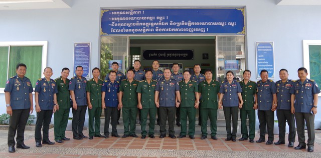 Chụp ảnh lưu niệm cùng Bộ Chỉ huy Hiến Binh tỉnh Kandal.