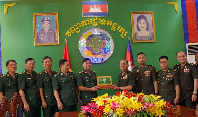 Bộ Tư lệnh Cảnh vệ Quân đội Hoàng gia Campuchia tặng quà cảm ơn Đoàn công tác.