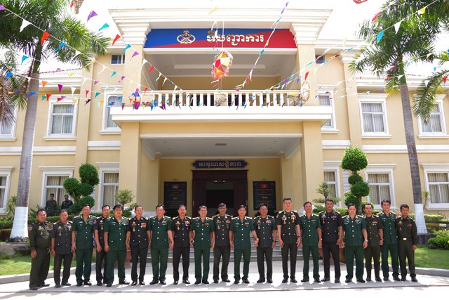 Chụp ảnh lưu niệm với Tiểu khu Quân sự tỉnh Kandal.