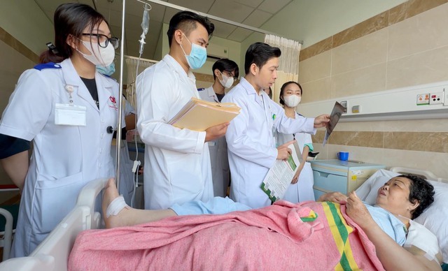 Bác sĩ thăm khám cho bệnh nhân Nguyễn Thị Xuân Lan, 61 tuổi.