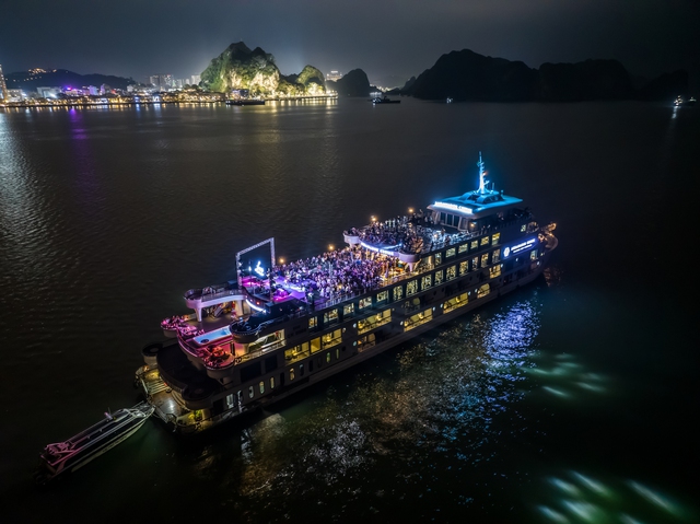 Bắn pháo hoa trên du thuyền: Điểm sáng mới cho du lịch Hạ Long hè 2024- Ảnh 3.