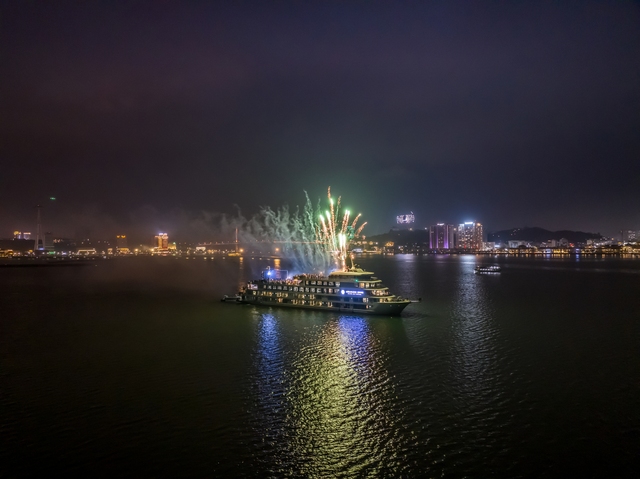 Bắn pháo hoa trên du thuyền: Điểm sáng mới cho du lịch Hạ Long hè 2024- Ảnh 2.