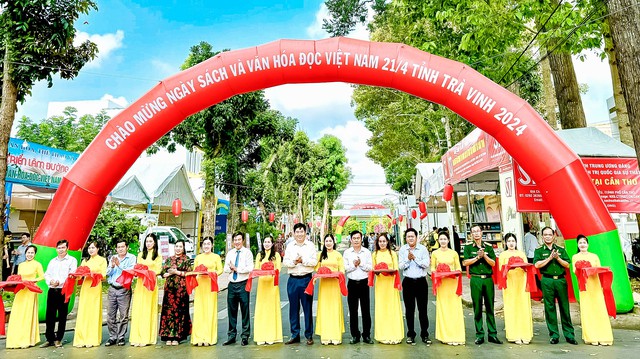 Các đại biểu cắt băng khai mạc Ngày Sách và Văn hóa đọc Việt Nam tỉnh Trà Vinh năm 2024.