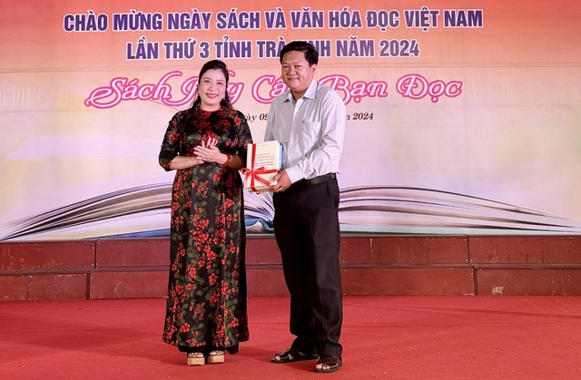 Bà Phạm Vũ Phương Linh - Vụ trưởng, Giám đốc NXB Chính trị quốc gia Sự thật - Chi nhánh Cần Thơ tặng sách cho địa phương.
