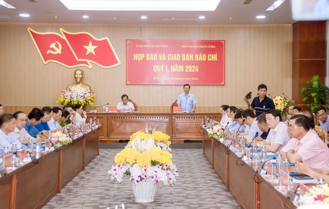 Trưởng ban Tuyên giáo Tỉnh ủy Cà Mau Hồ Trung Việt phát biểu tại buổi họp báo và giao ban báo chí Quý I.