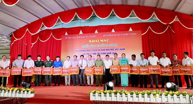 Ban tổ chức Ngày Sách và Văn hóa đọc Việt Nam tỉnh Trà Vinh năm 2024 tặng cờ lưu niệm cho các đơn vị tham gia triển lãm.