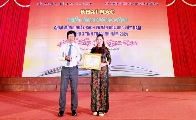 NXB Chính trị quốc gia Sự thật - Chi nhánh Cần Thơ nhận Giấy khen của Sở Văn hóa, Thể thao và Du lịch tỉnh Trà Vinh vì có thành tích trong phát triển văn hóa đọc.