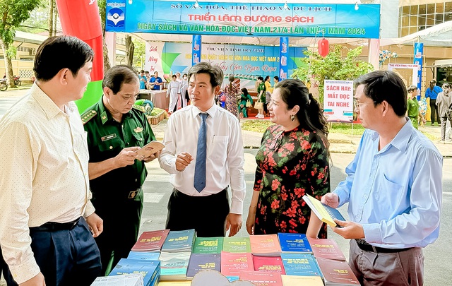 Các đại biểu tham quan gian trưng bày sách của NXB Chính trị quốc gia Sự thật - Chi nhánh Cần Thơ tại Ngày Sách và Văn hóa đọc Việt Nam tỉnh Trà Vinh năm 2024.
