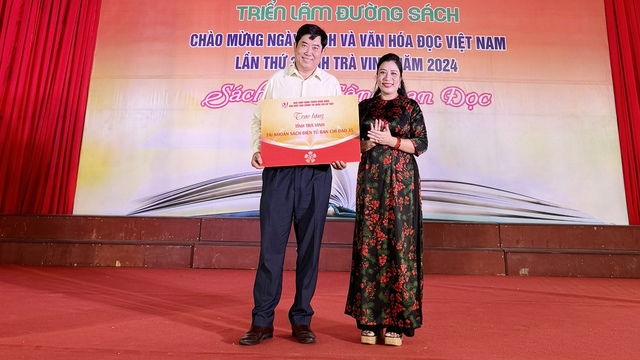 Bà Phạm Vũ Phương Linh - Vụ trưởng, Giám đốc NXB Chính trị quốc gia Sự thật - Chi nhánh Cần Thơ tặng tủ sách điện tử cho Ban chỉ đạo 35.