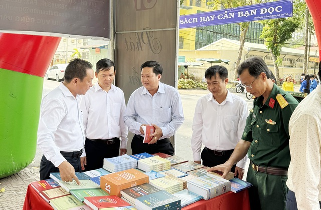 Đường sách chào mừng Ngày sách và Văn hóa đọc Việt Nam (21/4) được diễn ra từ ngày 9/4 đến ngày 12/4 tại khuôn viên Thư viện tỉnh Trà Vinh.