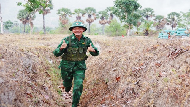 Chiến sĩ mới BĐBP tỉnh An Giang tự tin hoàn thành kiểm tra “3 tiếng nổ”- Ảnh 8.