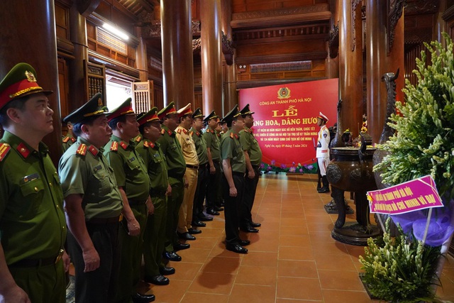 Đoàn đại biểu CATP Hà Nội: Dâng hương tưởng niệm Chủ tịch Hồ Chí Minh- Ảnh 1.