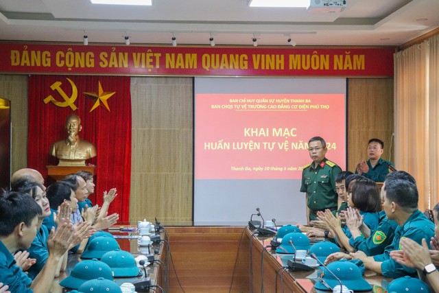 Trường Cao đẳng Cơ điện Phú Thọ: Khai mạc huấn luyện dân quân tự vệ- Ảnh 2.