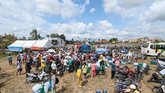 Công an tỉnh An Giang tặng nước ngọt và quà cho người dân huyện Gò Công Tây, tỉnh Tiền Giang- Ảnh 2.