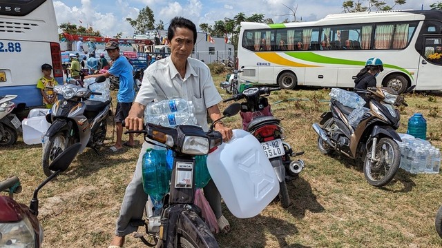 Công an tỉnh An Giang tặng nước ngọt và quà cho người dân huyện Gò Công Tây, tỉnh Tiền Giang- Ảnh 5.