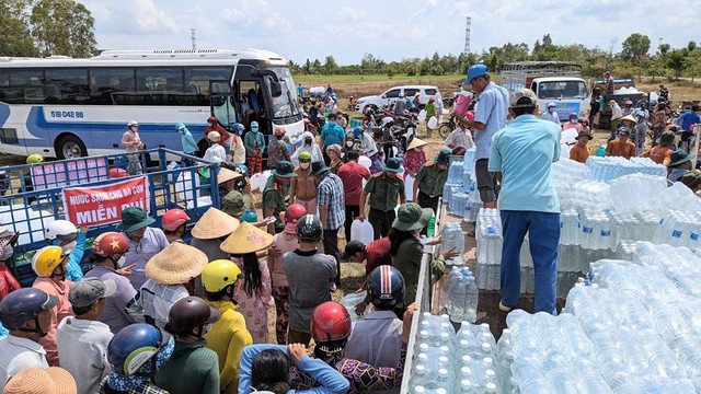 Công an tỉnh An Giang tặng nước ngọt và quà cho người dân huyện Gò Công Tây, tỉnh Tiền Giang- Ảnh 4.