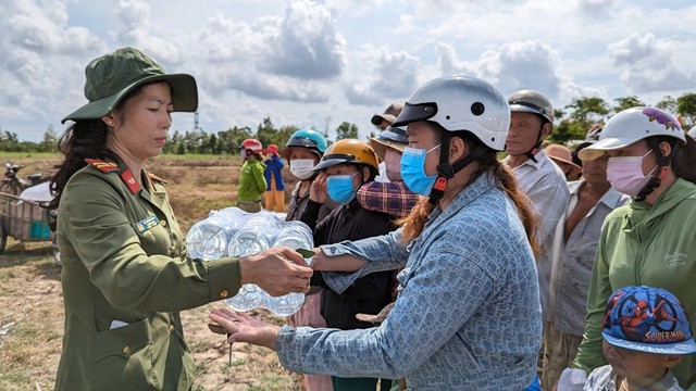 Công an tỉnh An Giang tặng nước ngọt và quà cho người dân huyện Gò Công Tây, tỉnh Tiền Giang- Ảnh 3.