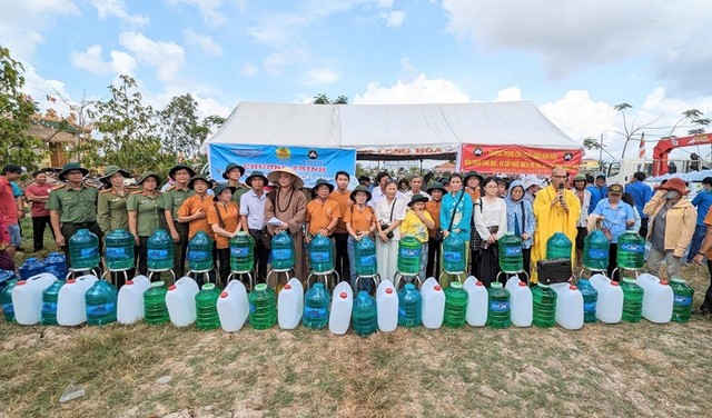 Công an tỉnh An Giang tặng nước ngọt và quà cho người dân huyện Gò Công Tây, tỉnh Tiền Giang- Ảnh 6.