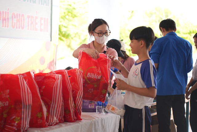 Đồng Nai: Khám, chữa bệnh và trao quà miễn phí cho các em học sinh tại xã Mã Đà- Ảnh 4.