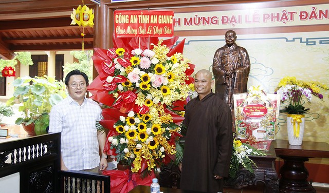 An Giang: Giám đốc Công an tỉnh thăm và chúc mừng Đại lễ Phật đản năm 2024 tại Thiền Viện Trúc Lâm- Ảnh 1.