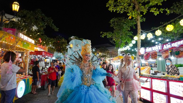 Những nghệ sĩ drag queen khuấy động chợ đêm Vui Phết