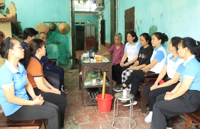 Hội LHPN TP Hà Nội thăm hỏi gia đình 03 cháu nhỏ tử vong do sập tường tại huyện Ba Vì- Ảnh 1.