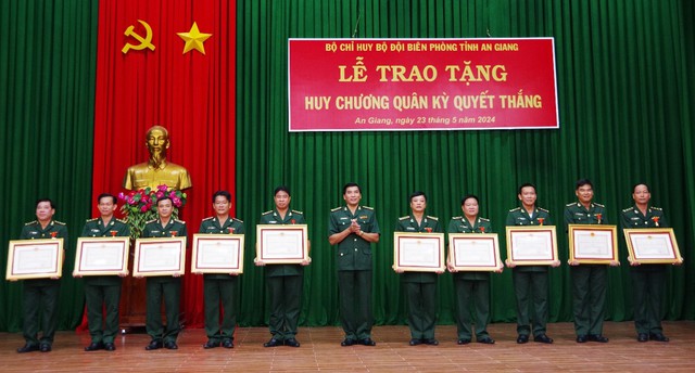 An Giang: Trao quân hàm cho 64 sĩ quan biên phòng tỉnh- Ảnh 3.