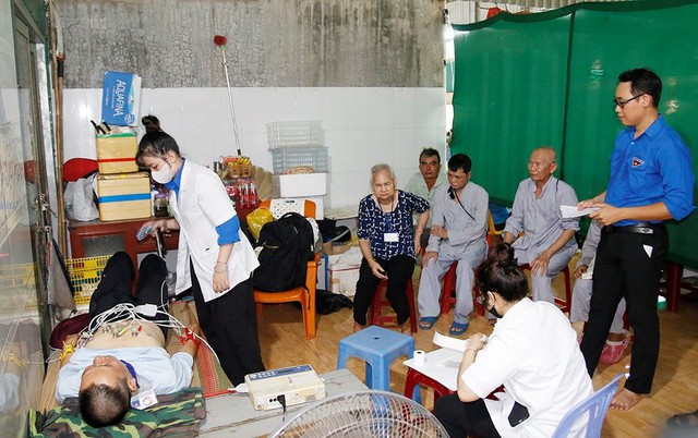 Công an An Giang tổ chức khám bệnh, cấp phát thuốc miễn phí cho 250 người khiếm thị- Ảnh 3.