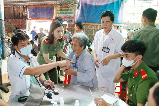Công an An Giang tổ chức khám bệnh, cấp phát thuốc miễn phí cho 250 người khiếm thị- Ảnh 4.